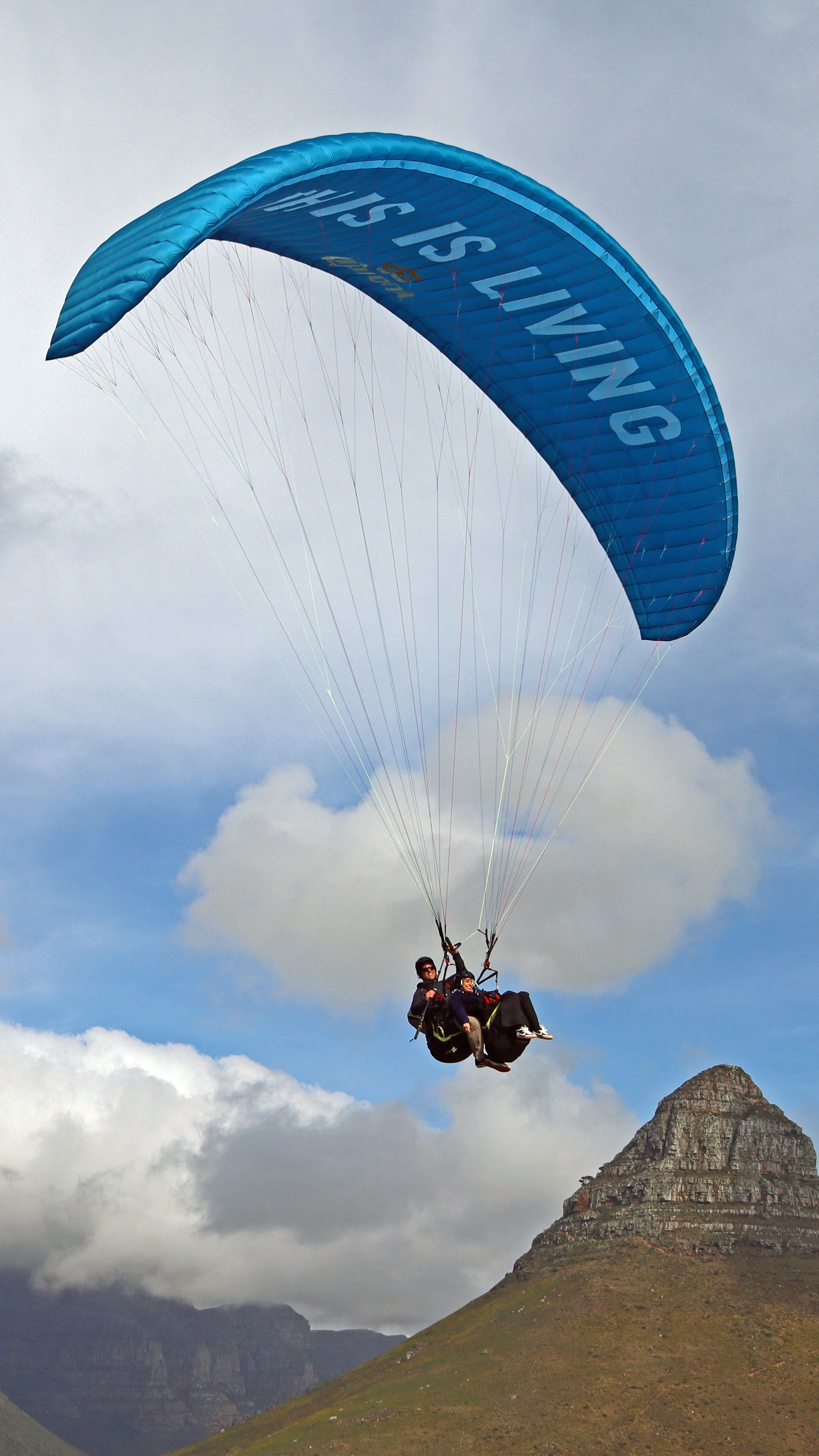 Cape Town Paragliding School – Guided Tandem Training Flight. Experience Learning to Fly in Cape Town With Tandem Instruction